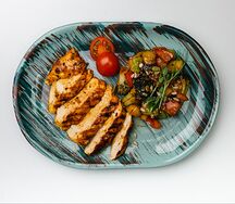 Куриная грудка гриль с овощами и лёгким салатом