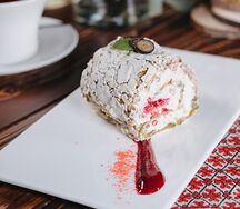 Фисташковый меренговый рулет с малиной