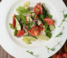 Деревенский салат из свежих овощей