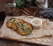 Румяные драники с соусом из лесных грибов