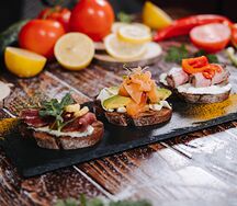 Сет брускетт с солониной, красной рыбой и ростбифом