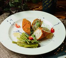 Котлета Де воляй с креветками, соусом Синий чай и спаржей