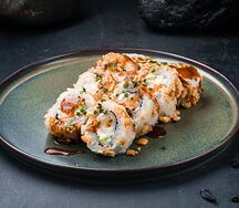 Ролл с креветкой и кешью