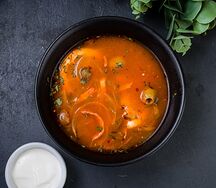 Мясная солянка с копченостями и сметаной