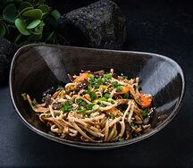 Лапша удон с говядиной и ореховым соусом