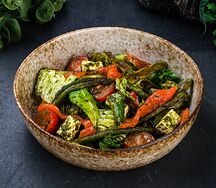 Салат с лососем, спаржей и соусом песто