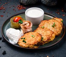 Драники с яйцом пашот и салом