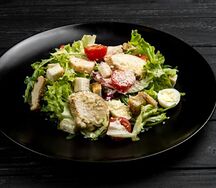 Салат Цезарь с курицей