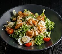 Салат Цезарь с креветками