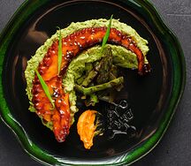 Щупальца осьминога со спаржей и пюре из зеленого горошка, сливки, специи