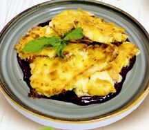 Сырные палочки с ягодным соусом