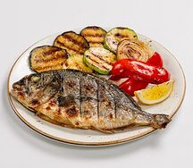 Дорадо на углях с овощами гриль