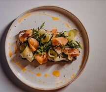 Брускетты с лососем