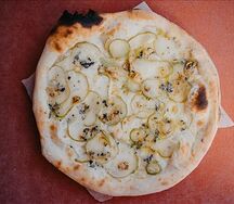 Пицца с грушей и горгонзоллой