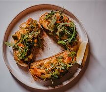 Брускетты с креветками