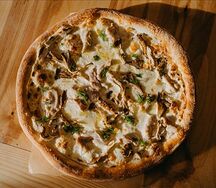 Пицца с курицей и грибами