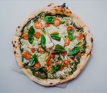 Пицца с соусом песто