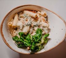 Паста с курицей и грибами