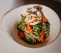 Спагетти в соусе песто