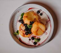 Сырники со смородиной