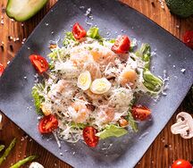 Салат Цезарь с креветками