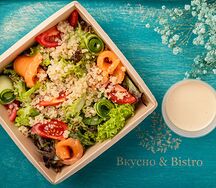 Салат с лососем и киноа 