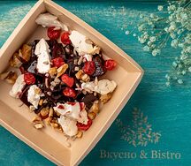 Салат с запеченной свеклой, творожным сыром и зеленью