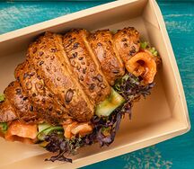 Круассан с лососем