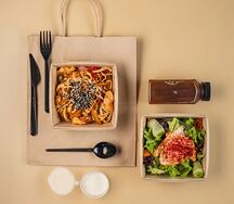 Комбо Салат с куриной грудкой, удон с курицей, морс из сухофруктов