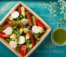 Салат с моцареллой