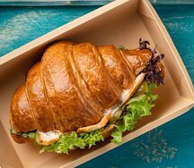 Круассан с нежной куриной грудкой су-вид