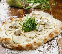Пицца Римская с грушей и сыром дорблю