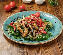 Салат теплый с курицей и баклажаном