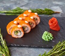 Ролл Калифорния в масаго с креветкой