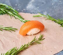 Нигири с лососем