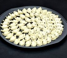 Пельмени с говядиной и зеленью ручной лепки