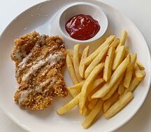 Шницель из курицы с картофелем фри