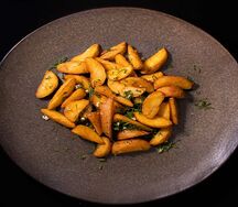 Картофель по-деревенский с чесноком и укропом