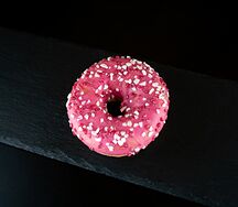 Донат с клубничной начинкой