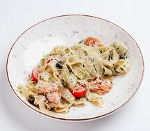 Феттуччине с копченым лососем и каперсами