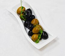 Маслины и оливки