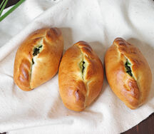 Пирожок с яйцом и луком