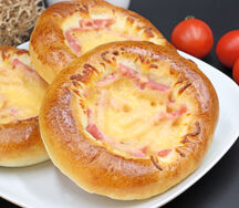 Ватрушка с ветчиной и сыром