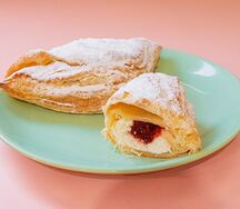 Слойка с творогом и малиной