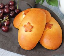 Постный пирожок с вишней