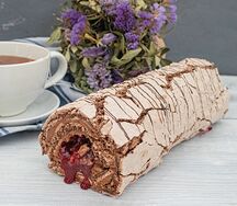 Рулет меренговый шоколадно-вишневый