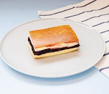 Запеканка творожная с черной смородиной