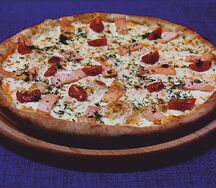 Пицца с лососем