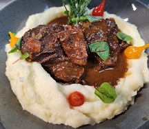 Говяжьи щечки в красном вине с картофельным пюре