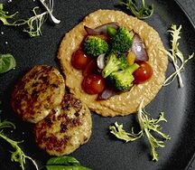 Куриные биточки с глазированными овощами